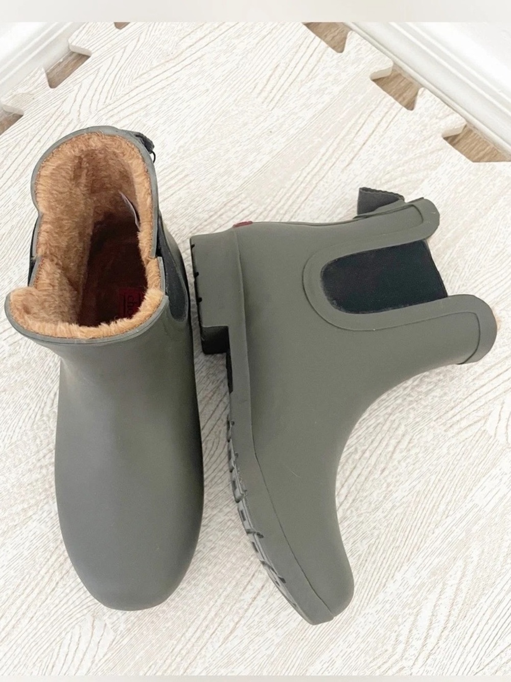 NWT Chooka Chelsea Waterproof Boots